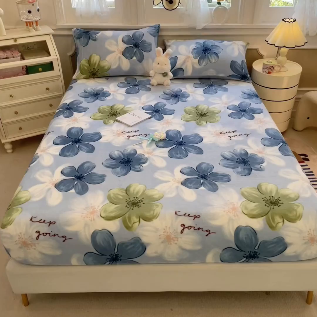 91家纺网 家纺一手货源 找家纺 摩妮卡 2025新款印花系列小清新牛奶绒印花床笠三件套 花儿朵朵