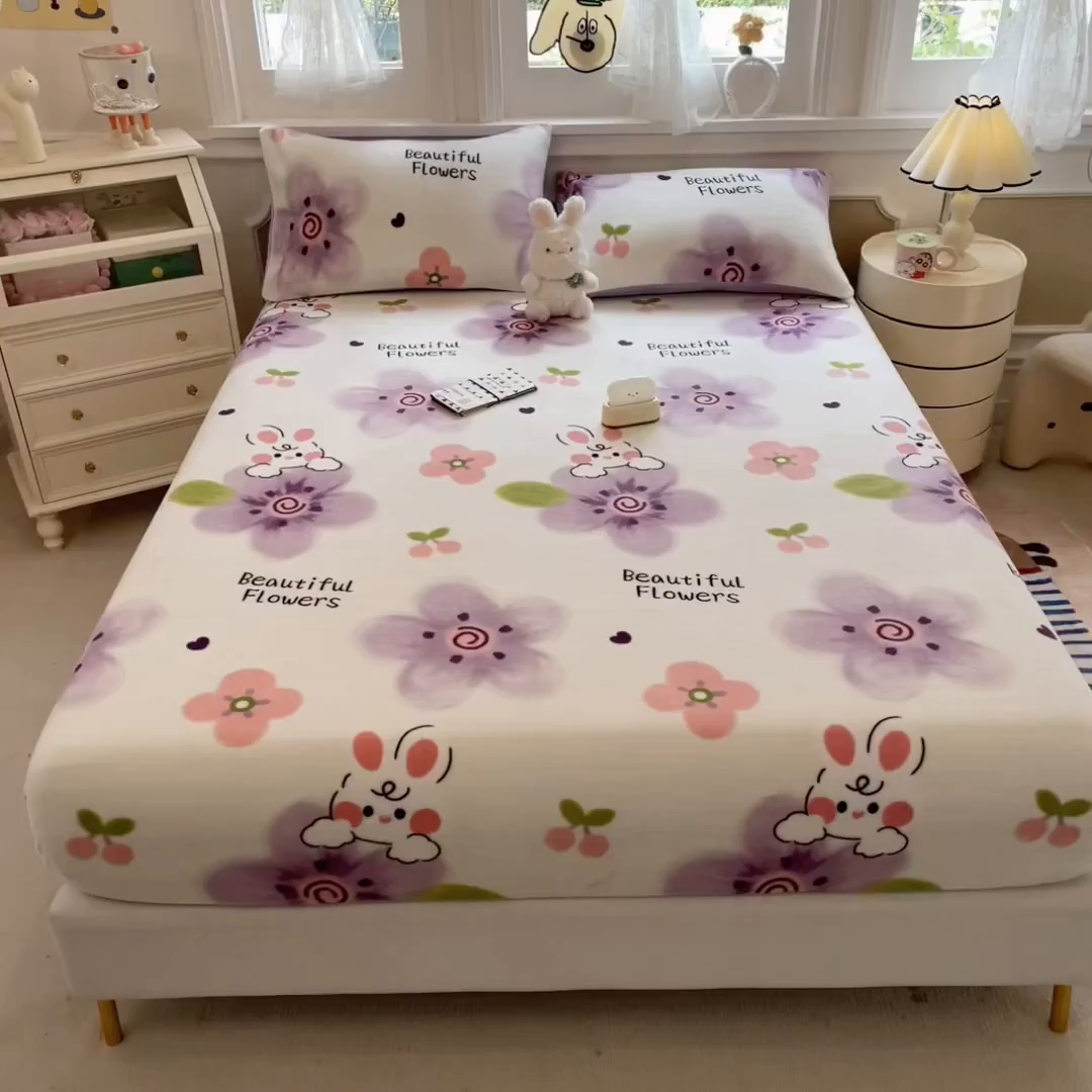 91家纺网 家纺一手货源 找家纺 摩妮卡 2025新款印花系列小清新牛奶绒印花床笠三件套 琪琪兔