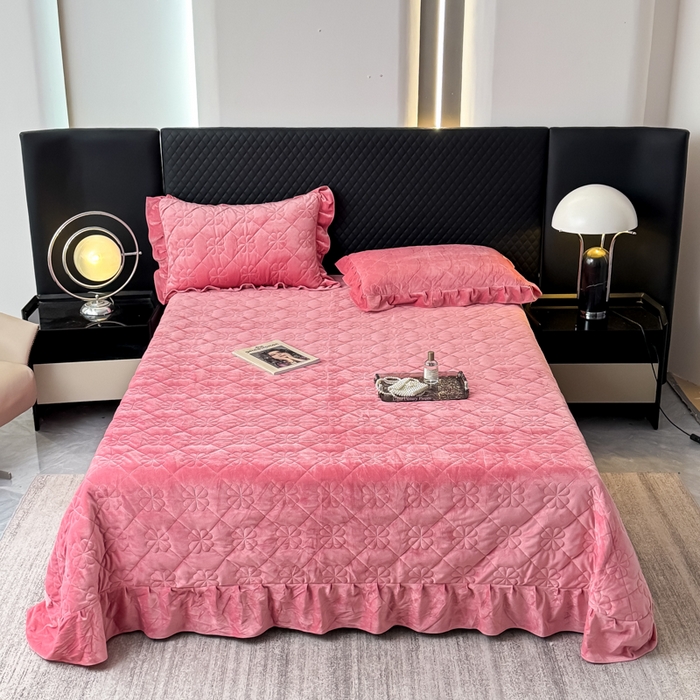 91家纺网 家纺一手货源 找家纺 逸林家纺《原希尔顿逸林》 2025新款床盖水晶绒床盖床裙三件套夹棉床盖 四叶草-豆沙