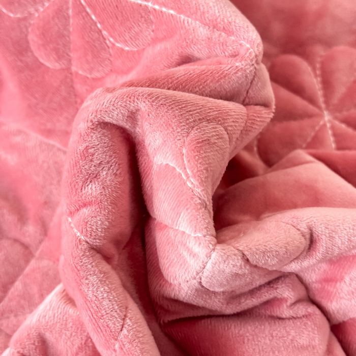 91家纺网 家纺一手货源 找家纺 逸林家纺《原希尔顿逸林》 2025新款床盖水晶绒床盖床裙三件套夹棉床盖 四叶草-豆沙