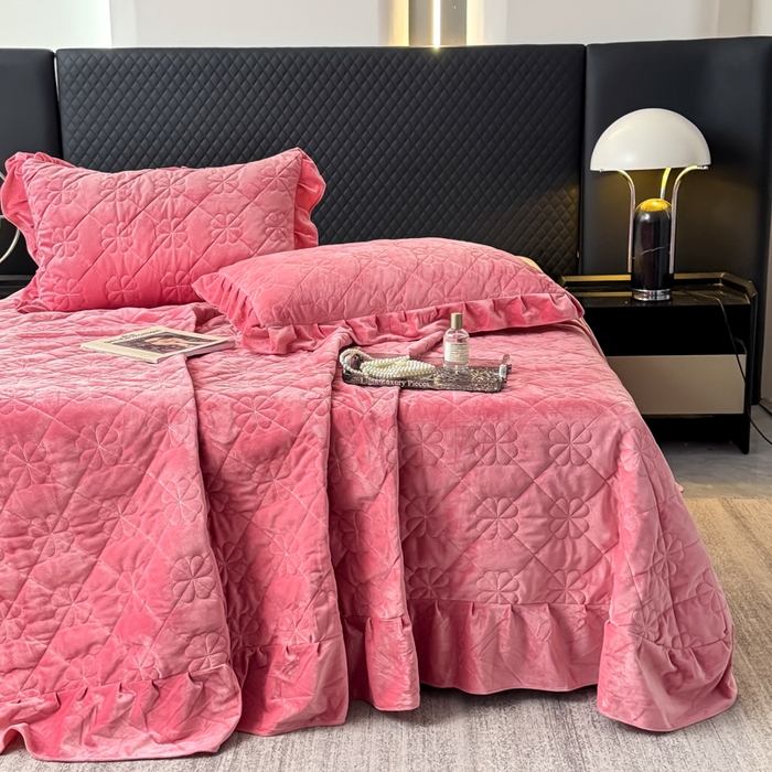 91家纺网 家纺一手货源 找家纺 逸林家纺《原希尔顿逸林》 2025新款床盖水晶绒床盖床裙三件套夹棉床盖 四叶草-豆沙