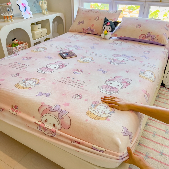 91家纺网 家纺一手货源 找家纺 摩妮卡 2025新款印花系列小清新牛奶绒印花床笠三件套 甜美美乐蒂