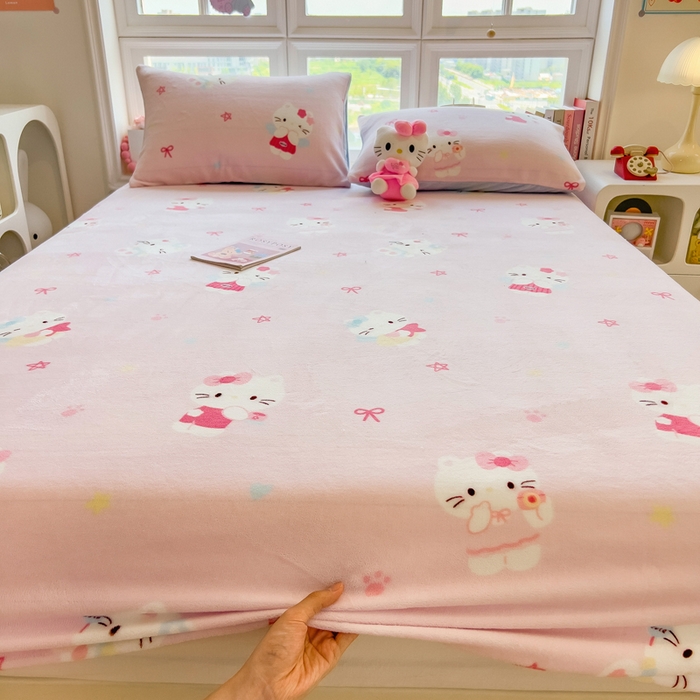 91家纺网 家纺一手货源 找家纺 摩妮卡 2025新款印花系列小清新牛奶绒印花床笠三件套 萌系凯蒂猫