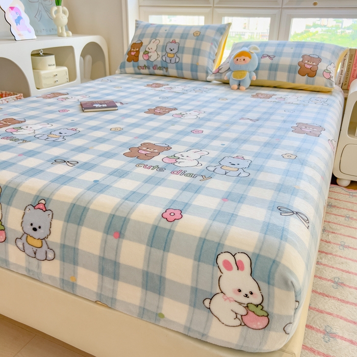 91家纺网 家纺一手货源 找家纺 摩妮卡 2025新款印花系列小清新牛奶绒印花床笠三件套 童趣伙伴