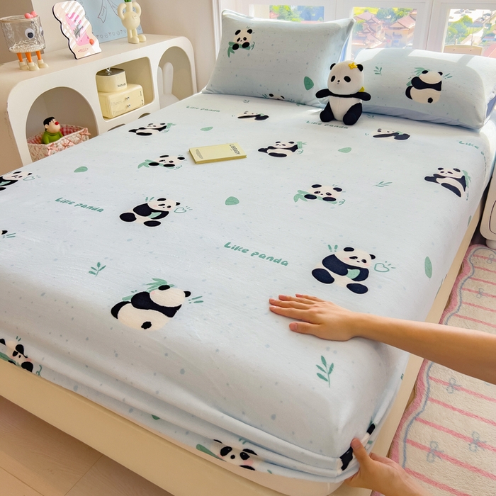 91家纺网 家纺一手货源 找家纺 摩妮卡 2025新款印花系列小清新牛奶绒印花床笠三件套 熊猫抱竹