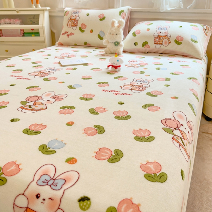 91家纺网 家纺一手货源 找家纺 摩妮卡 2025新款印花系列小清新牛奶绒印花床笠三件套 奇幻兔