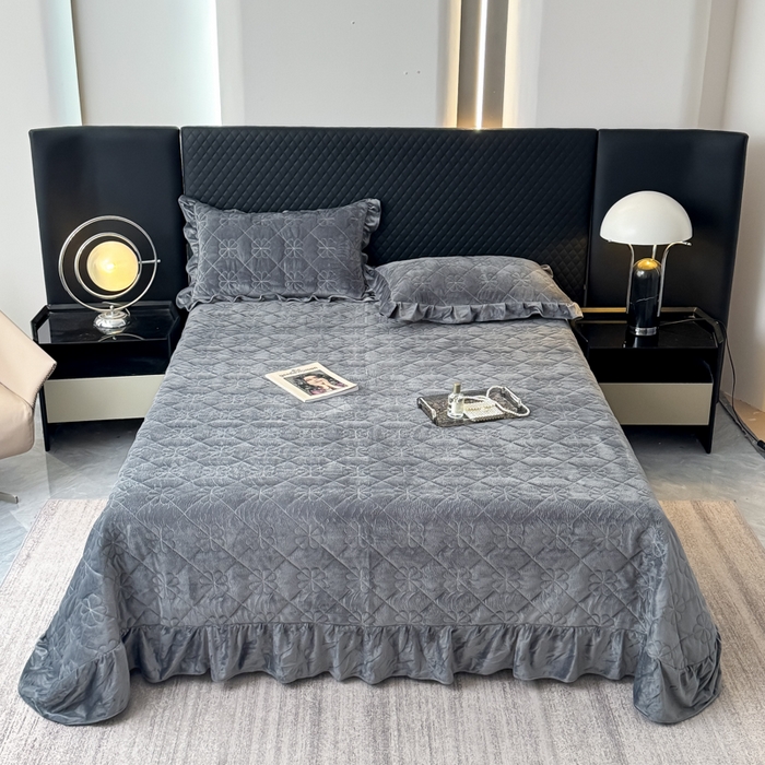 91家纺网 家纺一手货源 找家纺 逸林家纺《原希尔顿逸林》 2025新款床盖水晶绒床盖床裙三件套夹棉床盖 四叶草-高级灰