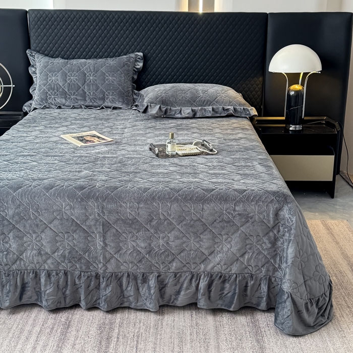 91家纺网 家纺一手货源 找家纺 逸林家纺《原希尔顿逸林》 2025新款床盖水晶绒床盖床裙三件套夹棉床盖 四叶草-高级灰