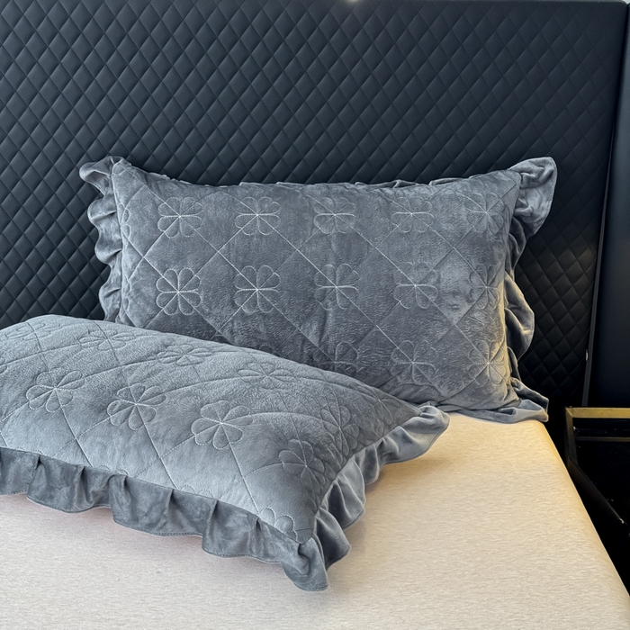 91家纺网 家纺一手货源 找家纺 逸林家纺《原希尔顿逸林》 2025新款床盖水晶绒床盖床裙三件套夹棉床盖 四叶草-高级灰