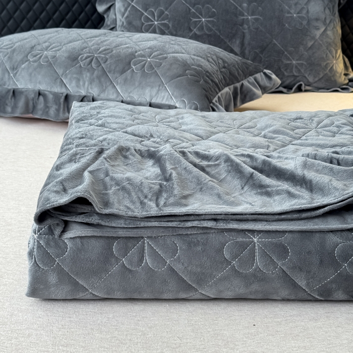91家纺网 家纺一手货源 找家纺 逸林家纺《原希尔顿逸林》 2025新款床盖水晶绒床盖床裙三件套夹棉床盖 四叶草-高级灰