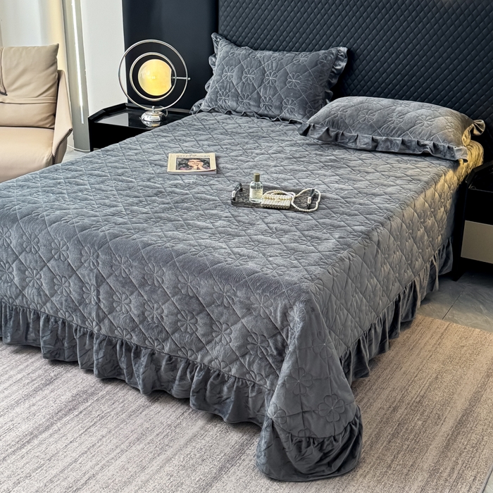 91家纺网 家纺一手货源 找家纺 逸林家纺《原希尔顿逸林》 2025新款床盖水晶绒床盖床裙三件套夹棉床盖 四叶草-高级灰