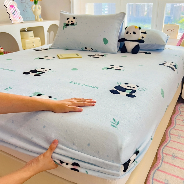 91家纺网 家纺一手货源 找家纺 摩妮卡 2025新款印花系列小清新牛奶绒印花床笠三件套 熊猫抱竹