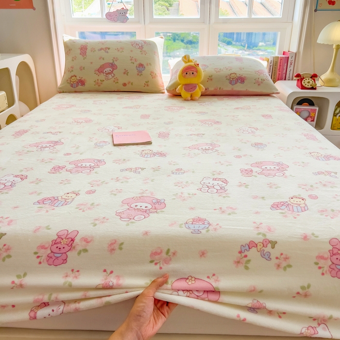 91家纺网 家纺一手货源 找家纺 摩妮卡 2025新款印花系列小清新牛奶绒印花床笠三件套 柔粉美乐蒂