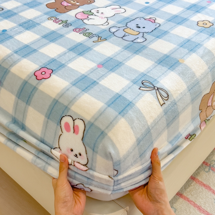 91家纺网 家纺一手货源 找家纺 摩妮卡 2025新款印花系列小清新牛奶绒印花床笠三件套 童趣伙伴