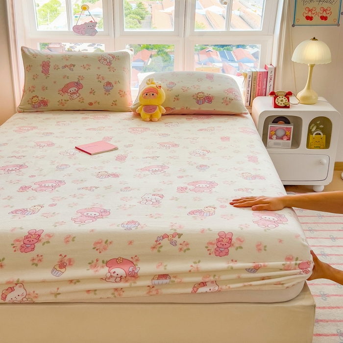 91家纺网 家纺一手货源 找家纺 摩妮卡 2025新款印花系列小清新牛奶绒印花床笠三件套 柔粉美乐蒂