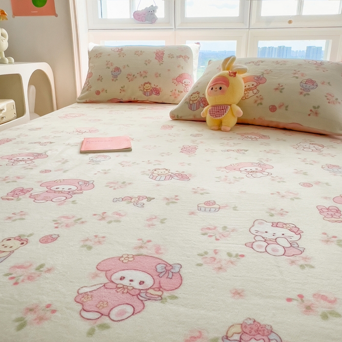 91家纺网 家纺一手货源 找家纺 摩妮卡 2025新款印花系列小清新牛奶绒印花床笠三件套 柔粉美乐蒂