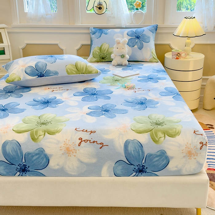 91家纺网 家纺一手货源 找家纺 摩妮卡 2025新款印花系列小清新牛奶绒印花床笠三件套 花儿朵朵