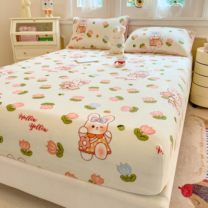 91家纺网 家纺一手货源 找家纺 摩妮卡 2025新款印花系列小清新牛奶绒印花床笠三件套 奇幻兔