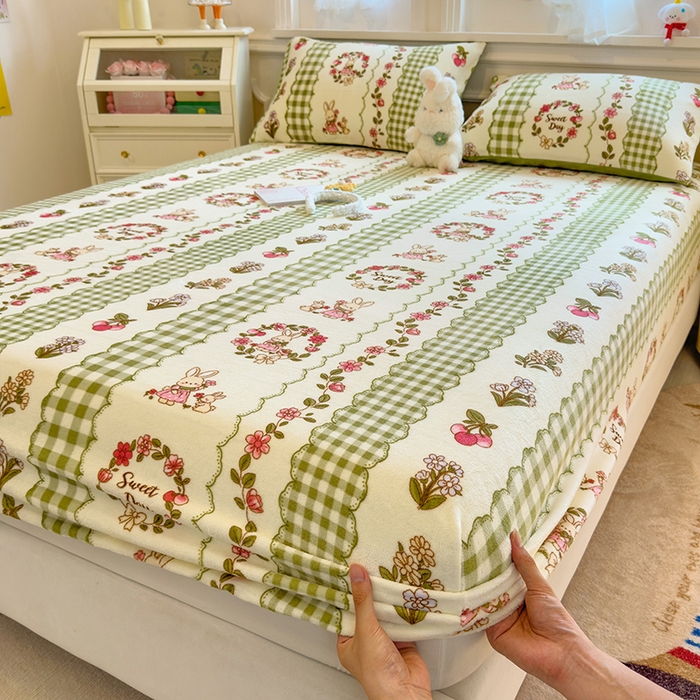 91家纺网 家纺一手货源 找家纺 摩妮卡 2025新款印花系列小清新牛奶绒印花床笠三件套 情系花香