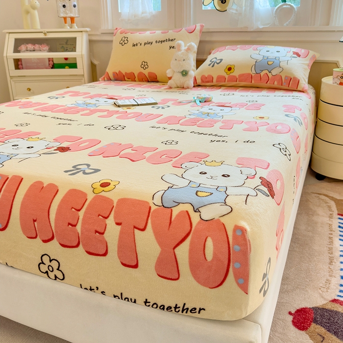 91家纺网 家纺一手货源 找家纺 摩妮卡 2025新款印花系列小清新牛奶绒印花床笠三件套 修狗