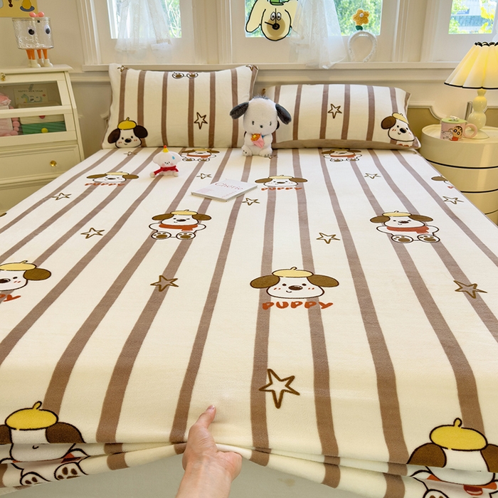 91家纺网 家纺一手货源 找家纺 摩妮卡 2025新款印花系列小清新牛奶绒印花床笠三件套 嘟嘟狗