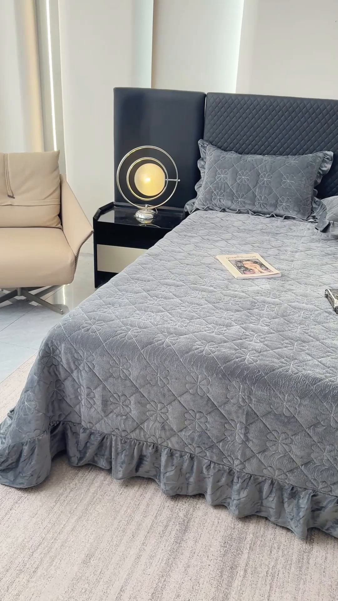 91家纺网 家纺一手货源 找家纺 逸林家纺《原希尔顿逸林》 2025新款床盖水晶绒床盖床裙三件套夹棉床盖 四叶草-高级灰