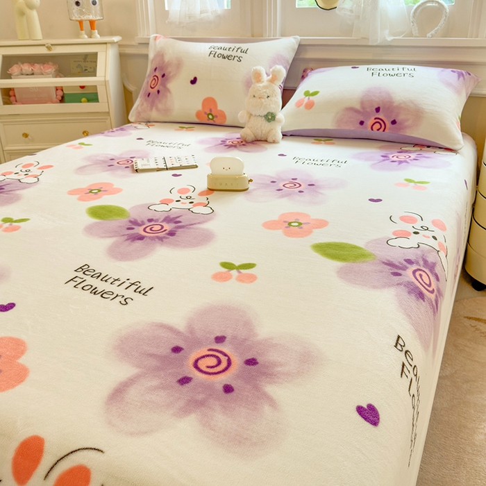 91家纺网 家纺一手货源 找家纺 摩妮卡 2025新款印花系列小清新牛奶绒印花床笠三件套 琪琪兔