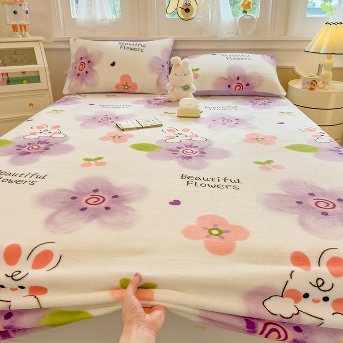 91家纺网 家纺一手货源 找家纺 摩妮卡 2025新款印花系列小清新牛奶绒印花床笠三件套 琪琪兔