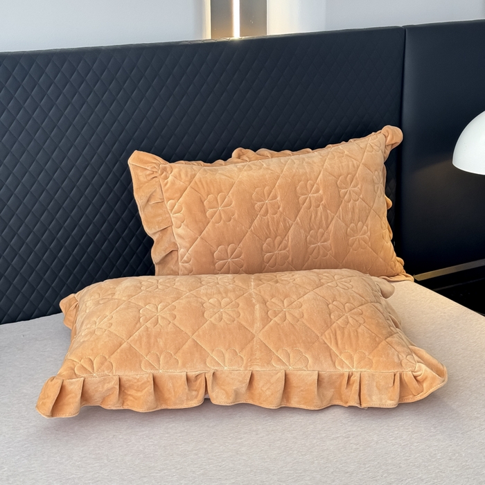 91家纺网 家纺一手货源 找家纺 逸林家纺《原希尔顿逸林》 2025新款床盖水晶绒床盖床裙三件套夹棉床盖 四叶草-卡其