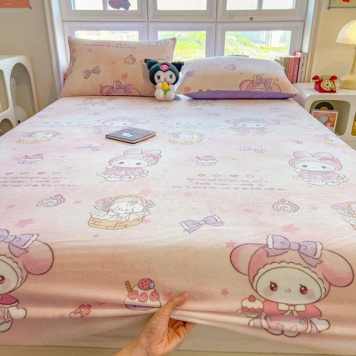 91家纺网 家纺一手货源 找家纺 摩妮卡 2025新款印花系列小清新牛奶绒印花床笠三件套 甜美美乐蒂