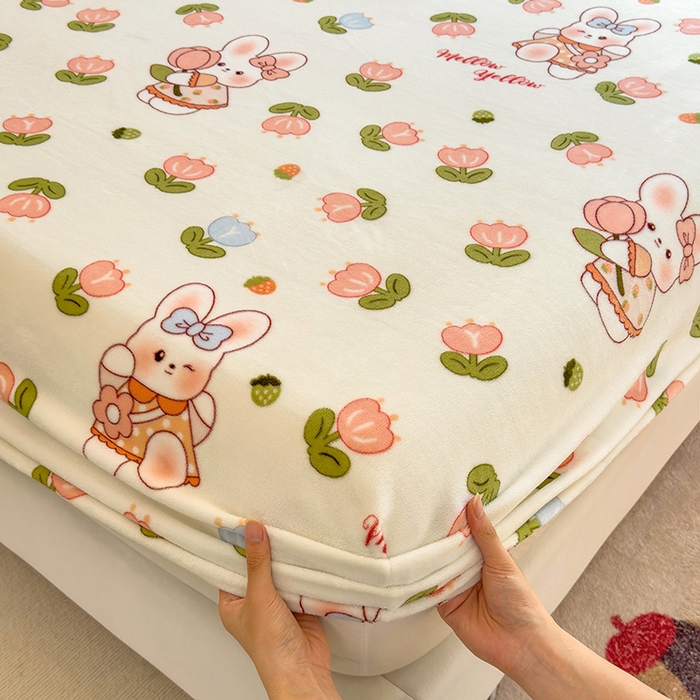 91家纺网 家纺一手货源 找家纺 摩妮卡 2025新款印花系列小清新牛奶绒印花床笠三件套 奇幻兔