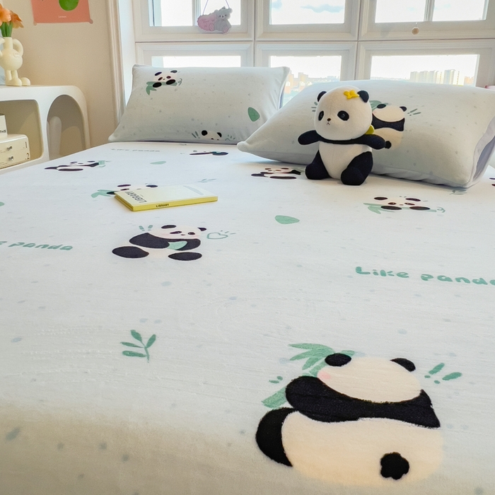 91家纺网 家纺一手货源 找家纺 摩妮卡 2025新款印花系列小清新牛奶绒印花床笠三件套 熊猫抱竹