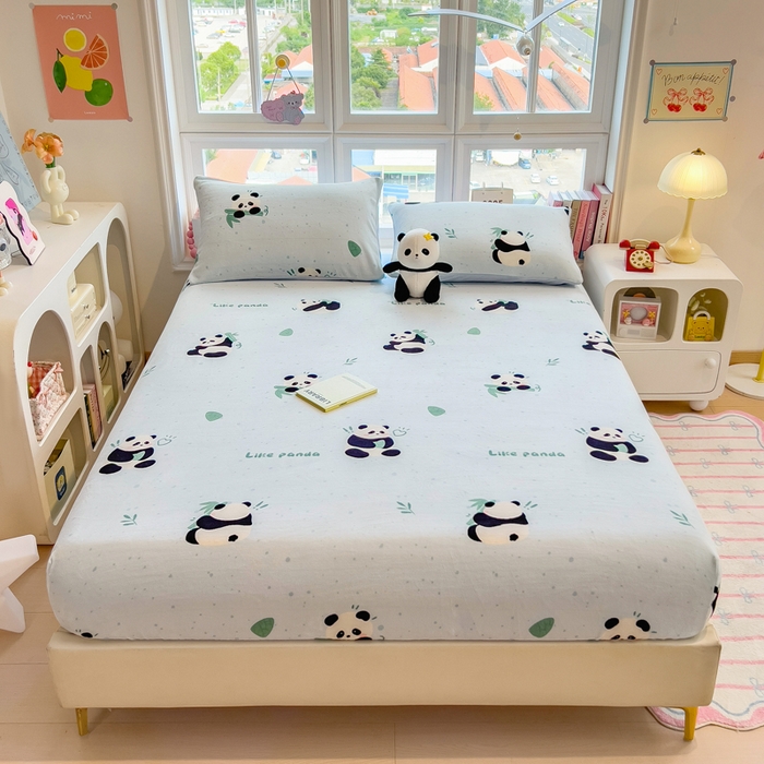 91家纺网 家纺一手货源 找家纺 摩妮卡 2025新款印花系列小清新牛奶绒印花床笠三件套 熊猫抱竹