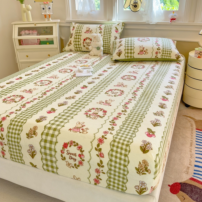 91家纺网 家纺一手货源 找家纺 摩妮卡 2025新款印花系列小清新牛奶绒印花床笠三件套 情系花香