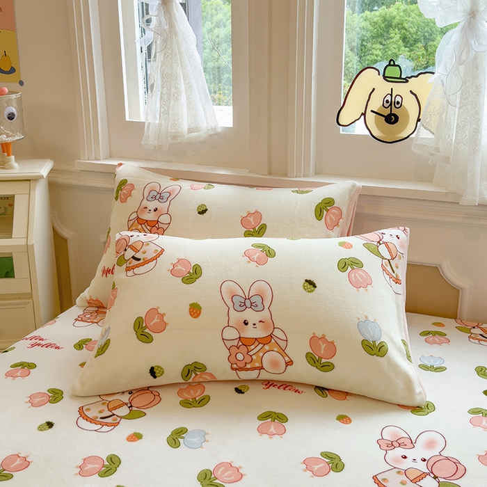 91家纺网 家纺一手货源 找家纺 摩妮卡 2025新款印花系列小清新牛奶绒印花床笠三件套 奇幻兔