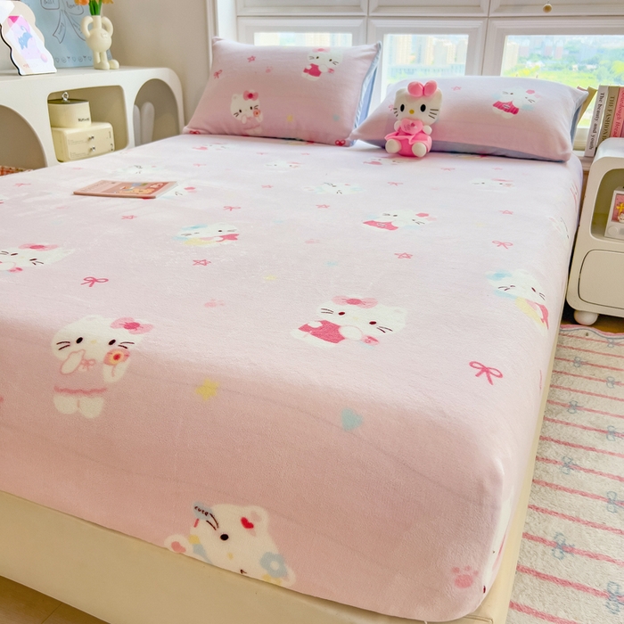 91家纺网 家纺一手货源 找家纺 摩妮卡 2025新款印花系列小清新牛奶绒印花床笠三件套 萌系凯蒂猫