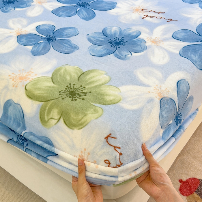 91家纺网 家纺一手货源 找家纺 摩妮卡 2025新款印花系列小清新牛奶绒印花床笠三件套 花儿朵朵