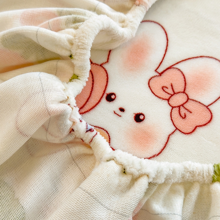 91家纺网 家纺一手货源 找家纺 摩妮卡 2025新款印花系列小清新牛奶绒印花床笠三件套 奇幻兔