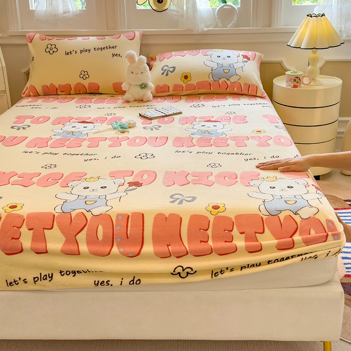 91家纺网 家纺一手货源 找家纺 摩妮卡 2025新款印花系列小清新牛奶绒印花床笠三件套 修狗