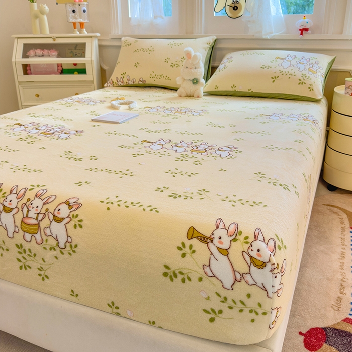 91家纺网 家纺一手货源 找家纺 摩妮卡 2025新款印花系列小清新牛奶绒印花床笠三件套 萌宠乐园