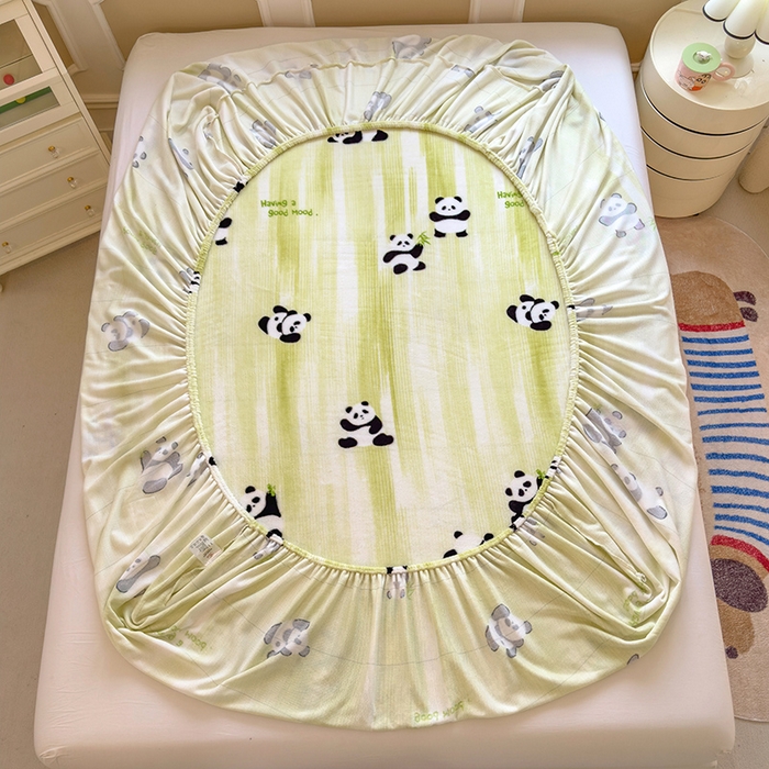 91家纺网 家纺一手货源 找家纺 摩妮卡 2025新款印花系列小清新牛奶绒印花床笠三件套 呆萌熊猫