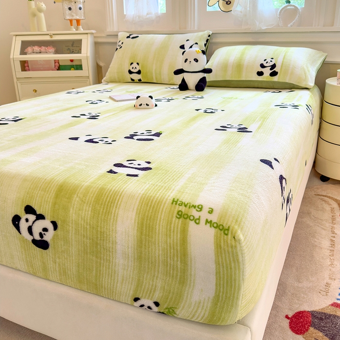 91家纺网 家纺一手货源 找家纺 摩妮卡 2025新款印花系列小清新牛奶绒印花床笠三件套 呆萌熊猫