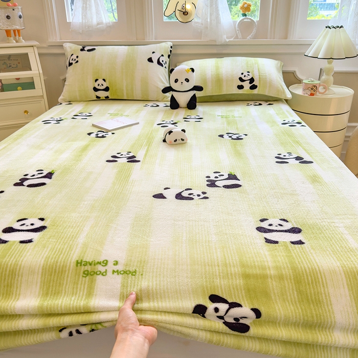 91家纺网 家纺一手货源 找家纺 摩妮卡 2025新款印花系列小清新牛奶绒印花床笠三件套 呆萌熊猫