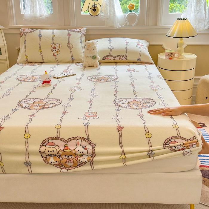 91家纺网 家纺一手货源 找家纺 摩妮卡 2025新款印花系列小清新牛奶绒印花床笠三件套 童趣乐园