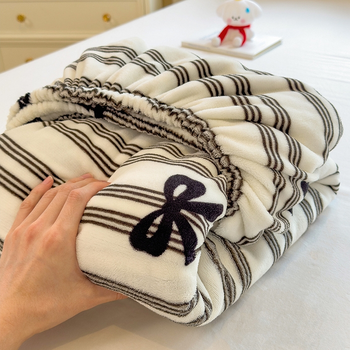 91家纺网 家纺一手货源 找家纺 摩妮卡 2025新款印花系列小清新牛奶绒印花床笠三件套 巴洛克暖阳