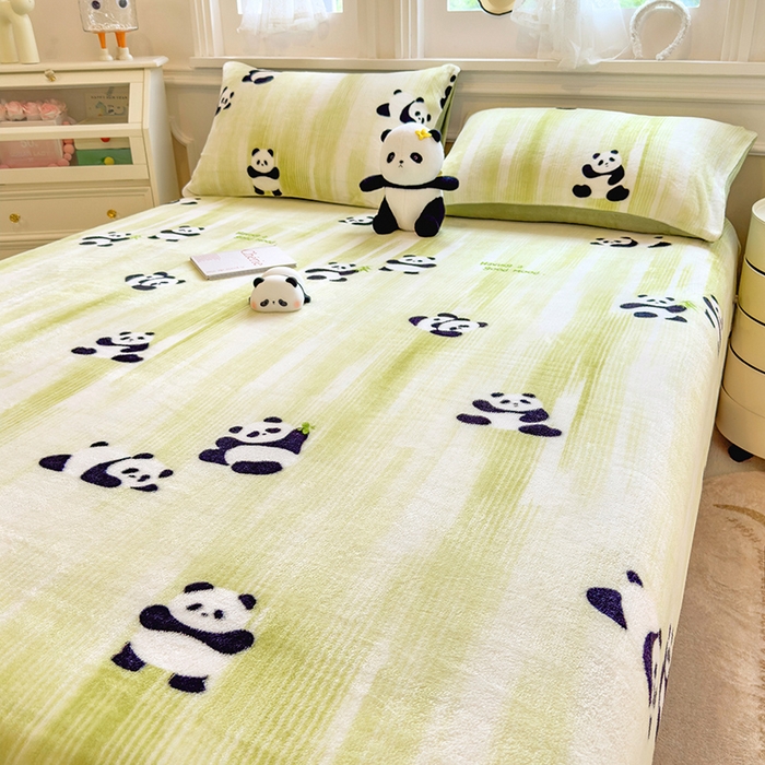 91家纺网 家纺一手货源 找家纺 摩妮卡 2025新款印花系列小清新牛奶绒印花床笠三件套 呆萌熊猫