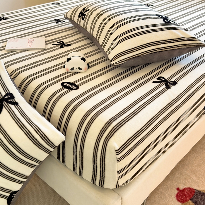 91家纺网 家纺一手货源 找家纺 摩妮卡 2025新款印花系列小清新牛奶绒印花床笠三件套 巴洛克暖阳