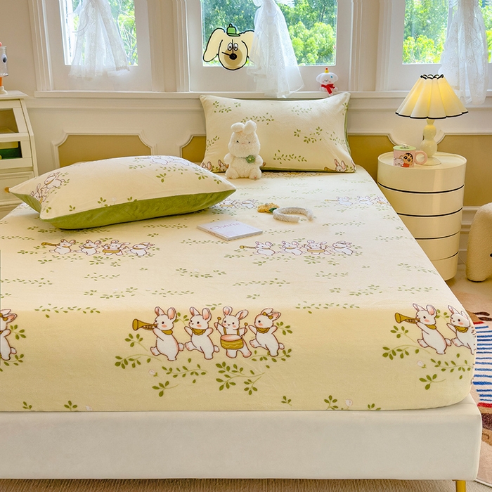 91家纺网 家纺一手货源 找家纺 摩妮卡 2025新款印花系列小清新牛奶绒印花床笠三件套 萌宠乐园