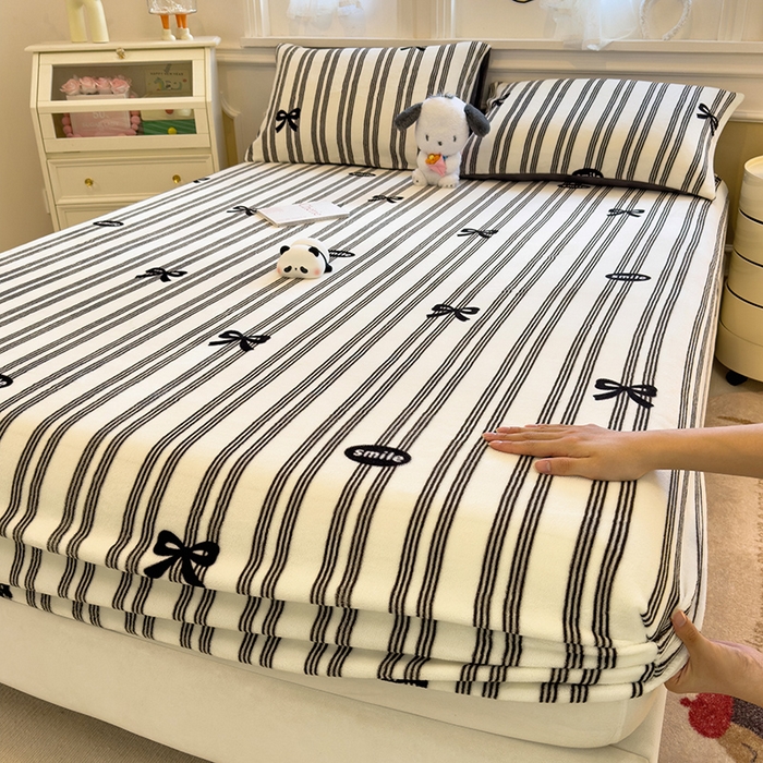 91家纺网 家纺一手货源 找家纺 摩妮卡 2025新款印花系列小清新牛奶绒印花床笠三件套 巴洛克暖阳