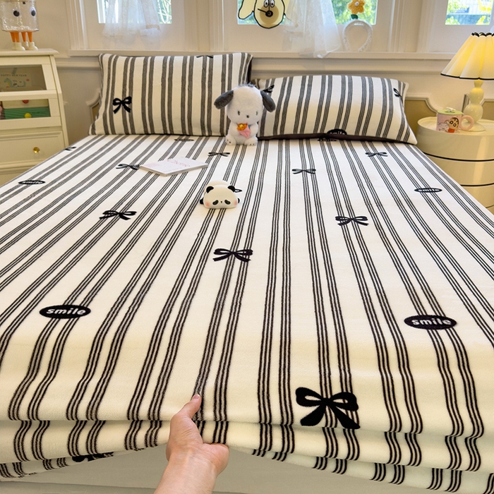 91家纺网 家纺一手货源 找家纺 摩妮卡 2025新款印花系列小清新牛奶绒印花床笠三件套 巴洛克暖阳